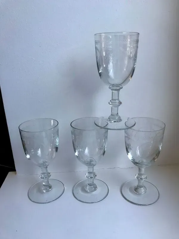 Illustration numéro 3 du produit Lot de 4 verres à vin en cristal gravé années 40-50