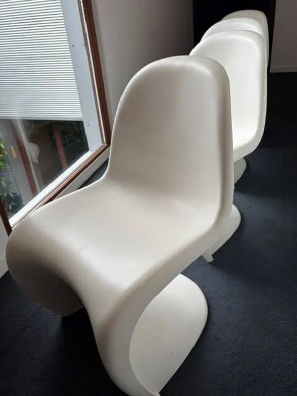 Illustration numéro 3 du produit Chaises modèle ''S'' de Verner Panton