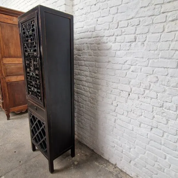 Illustration numéro 3 du produit Cabinet chinois vintage noir patiné – porte sculptée ajourée – esprit