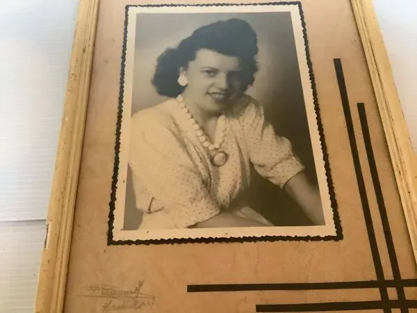 Illustration numéro 3 du produit Ancienne photographie femme aux bijoux