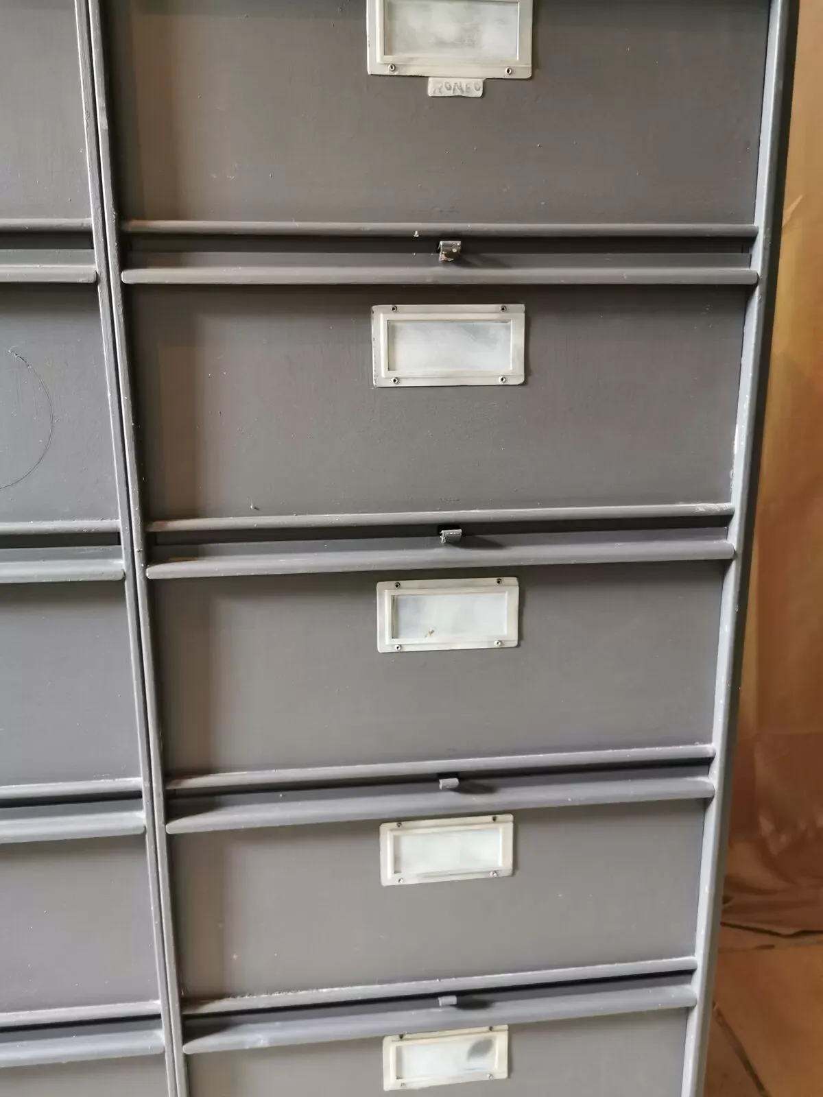 Illustration numéro 3 du produit Meuble industriel 10 casiers en métal ''Ronéo