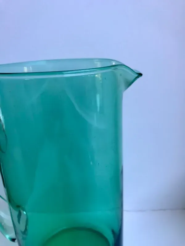 Illustration numéro 3 du produit Pichet en verre vert design années 70