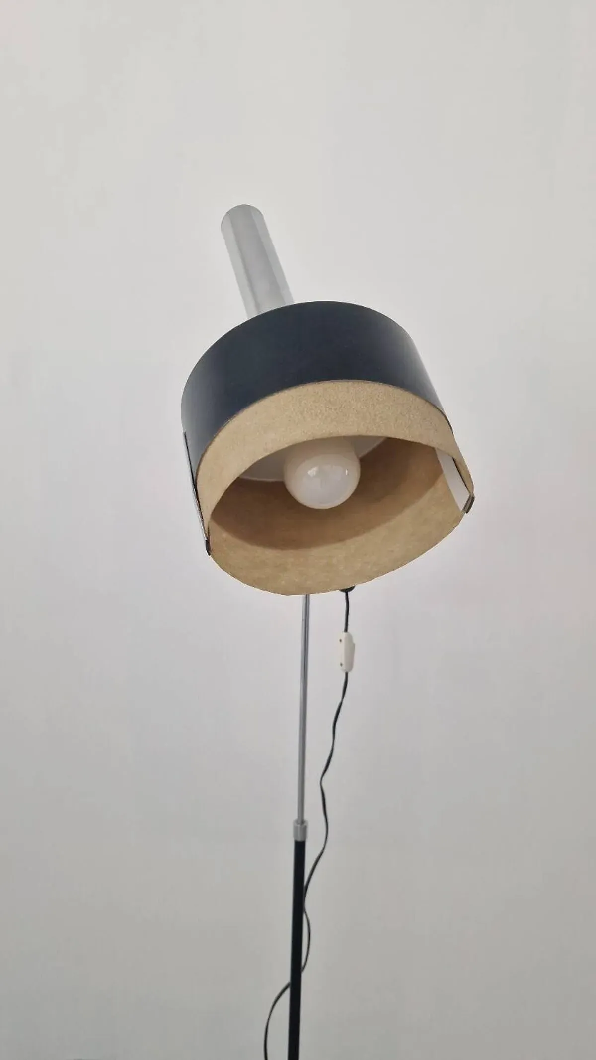 Illustration numéro 3 du produit Lampadaire moderniste orientable des années 60's