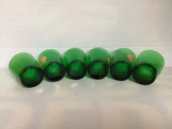 Illustration numéro 3 du produit Six verres asymétriques en verre vert vintage
