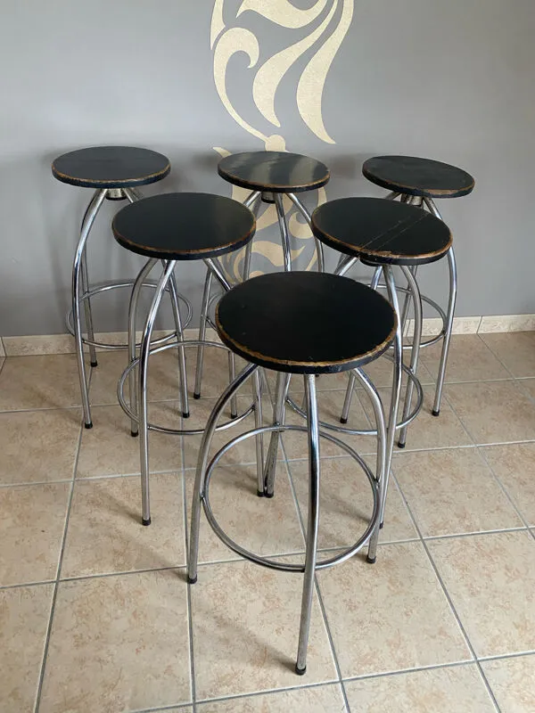 Illustration numéro 3 du produit Six tabourets de bar industriel