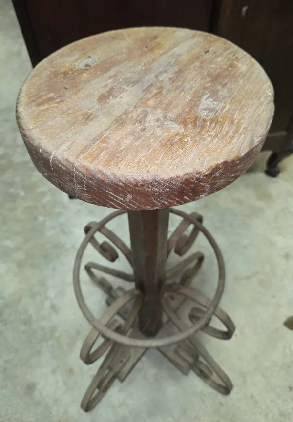 Illustration numéro 3 du produit Tabouret d’atelier ancien bois et fer forgé – H 82 cm