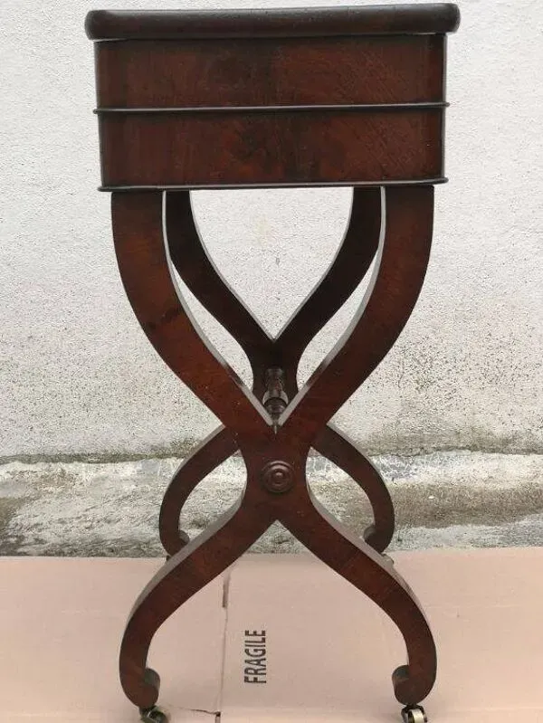 Illustration numéro 3 du produit PETITE COIFFEUSE DE DAME EN ACAJOU STYLE RESTAURATION DU XIXème SIÈCLE