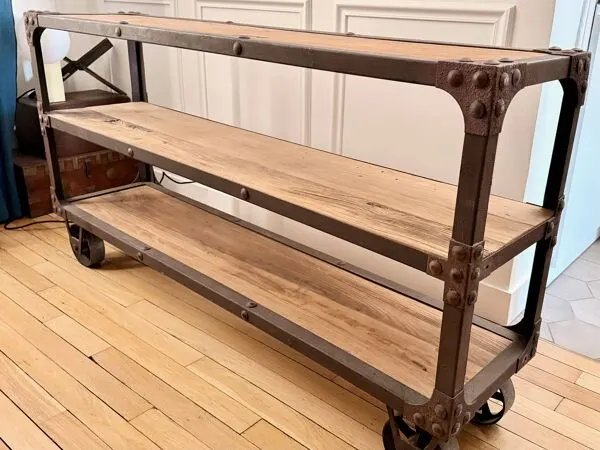 Illustration numéro 3 du produit Grand meuble TV / console industrielle en acier riveté & bois de traverses