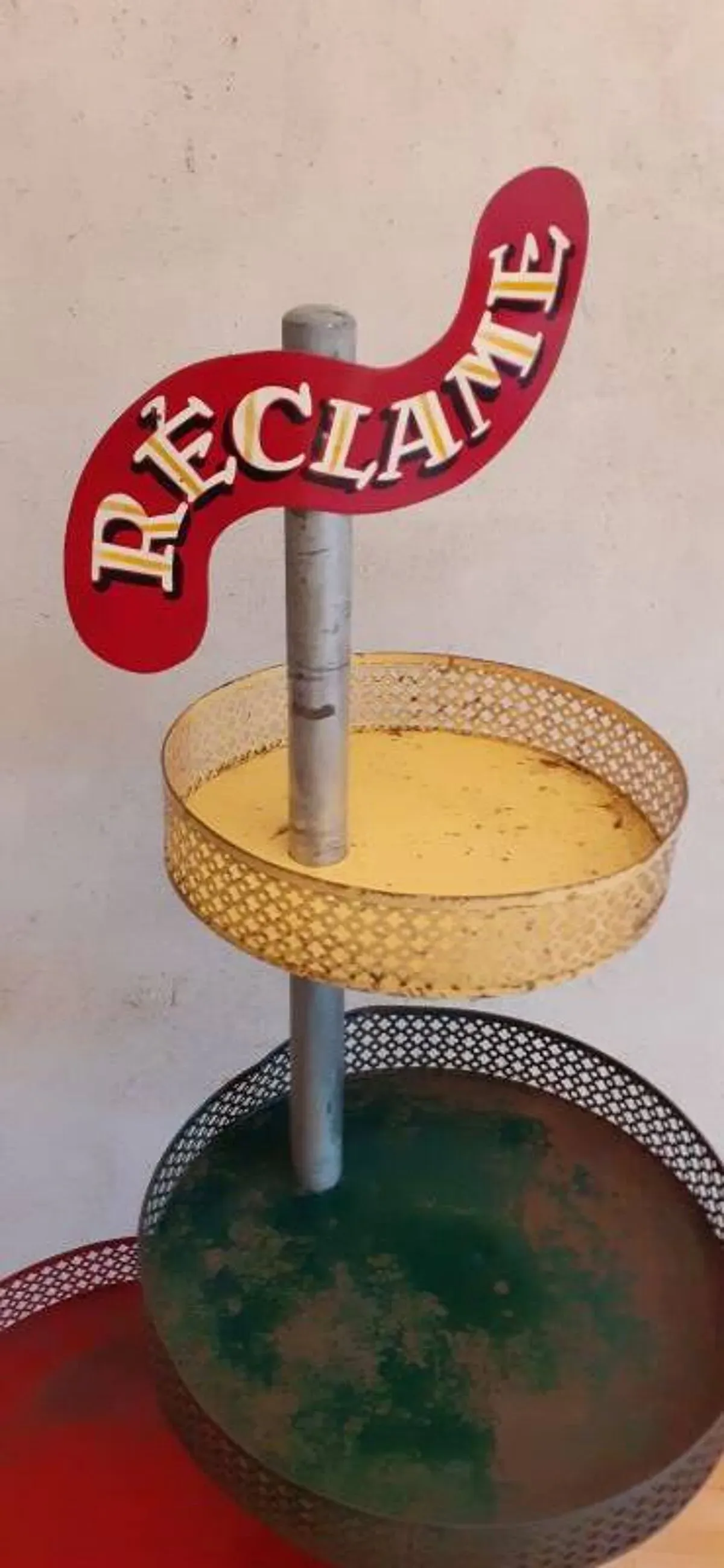 Illustration numéro 3 du produit Présentoir magasin épicerie1950 1960 Paris France tôle perforée rigitulle