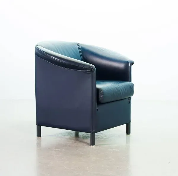 Illustration numéro 3 du produit Fauteuil club en cuir souple bleu pétrole Wittmann, modèle Aura, conçu par Paolo Piva