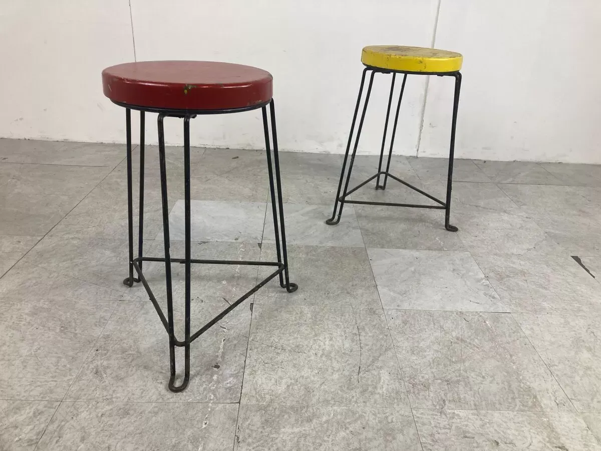 Illustration numéro 3 du produit Paire de tabourets industriels du milieu du siècle, années 1950