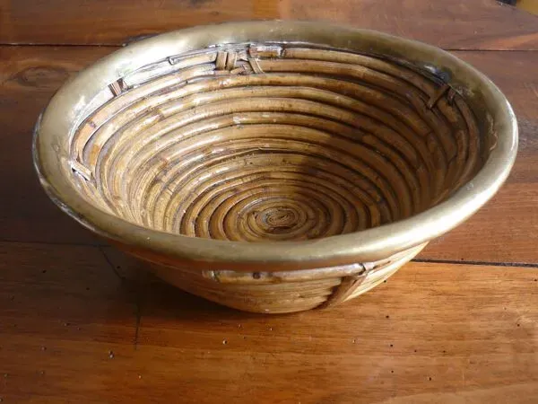 Illustration numéro 3 du produit Coupe en rotin et laiton Bauhaus dans le goût de Gabriella Crespi