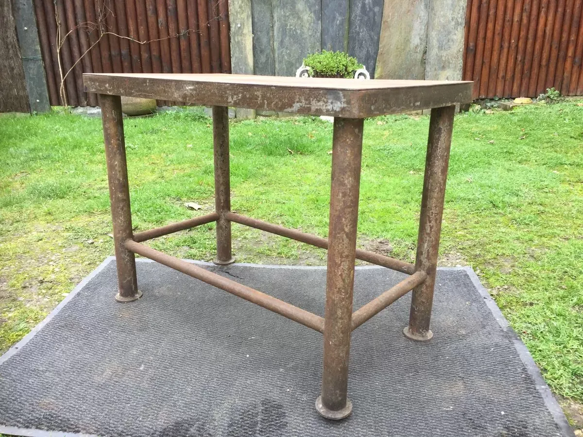 Illustration numéro 3 du produit Table vintage en métal provenant d’un atelier industriel à relooker