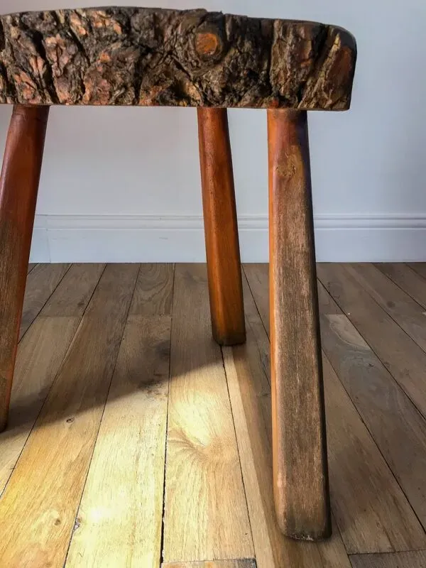 Illustration numéro 3 du produit tabouret en bois style brutaliste années 30-40