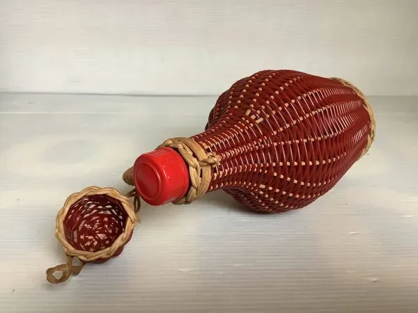 Illustration numéro 3 du produit Petite bouteille décorative osier rouge bordeaux