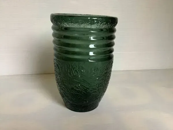 Illustration numéro 3 du produit Ancien vase vert en verre moulé art déco