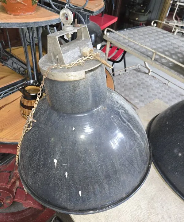 Illustration numéro 3 du produit Paire de suspensions industrielles Mazda en tôle émaillée – Ø 52 cm