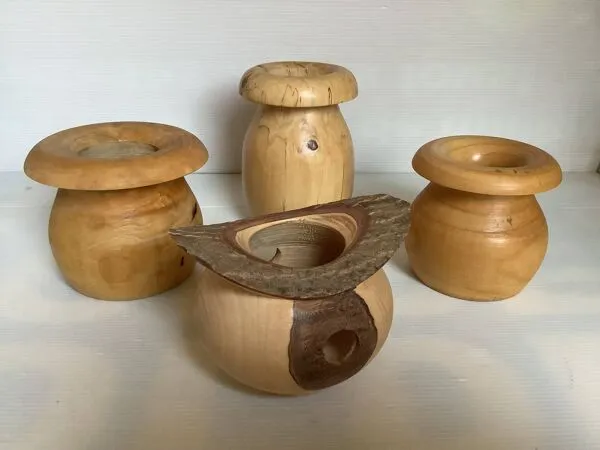 Illustration numéro 3 du produit Quatre vases en bois tourné massif