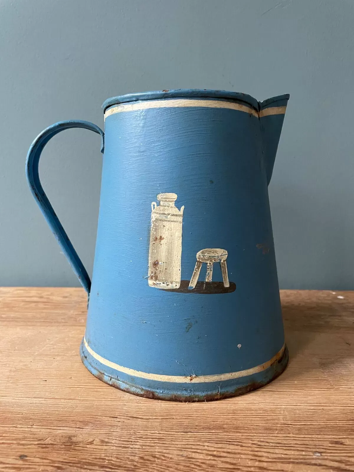 Illustration numéro 3 du produit Ancien broc ou pot à lait en tôle peinte