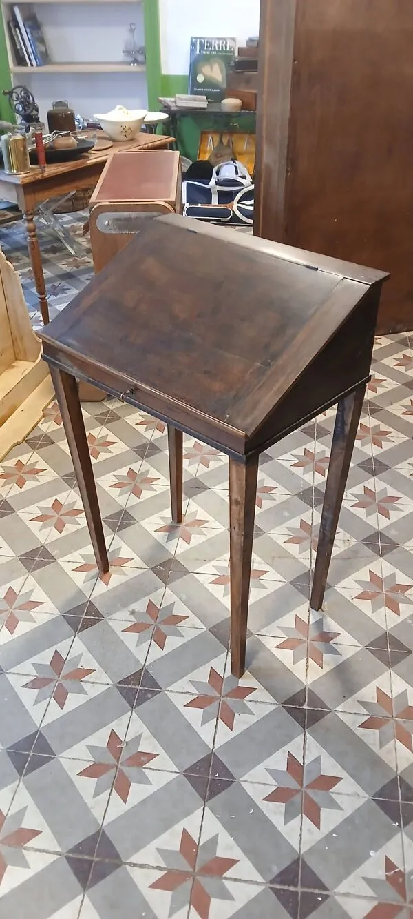 Illustration numéro 3 du produit Antique pupitre d'école