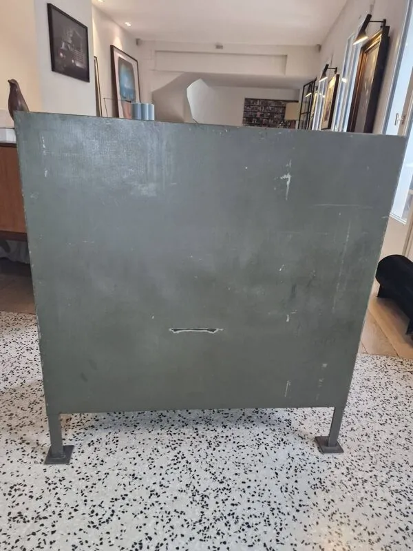 Illustration numéro 3 du produit Buffet industriel acier vintage années 60/70 – meuble d’atelier authentique