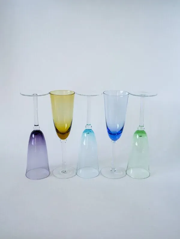 Illustration numéro 3 du produit Ensemble de 5 flûtes en verre coloré multicolores 1970
