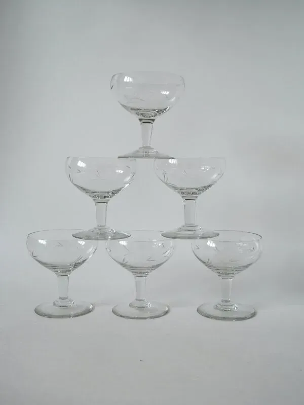 Illustration numéro 3 du produit Lot de 6 coupes à champagne en cristal gravé 1950