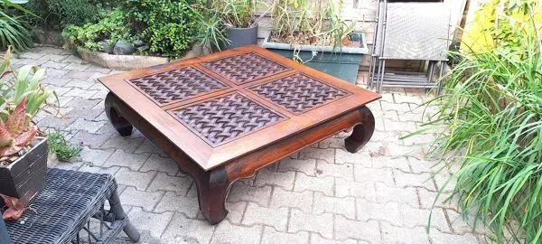 Illustration numéro 3 du produit Table basse carrée en bois sculpté massif exotique Pier import, 1980