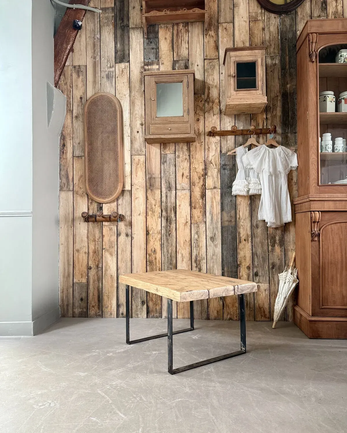 Illustration numéro 3 du produit Table basse en bois et métal SNCF