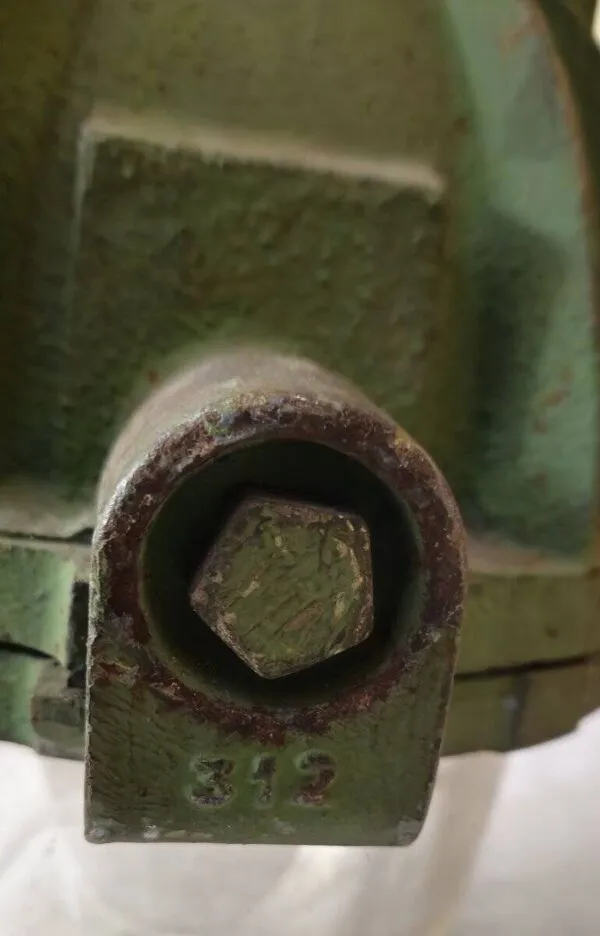 Illustration numéro 3 du produit Lampe d’atelier industrielle ancienne en fonte et verre