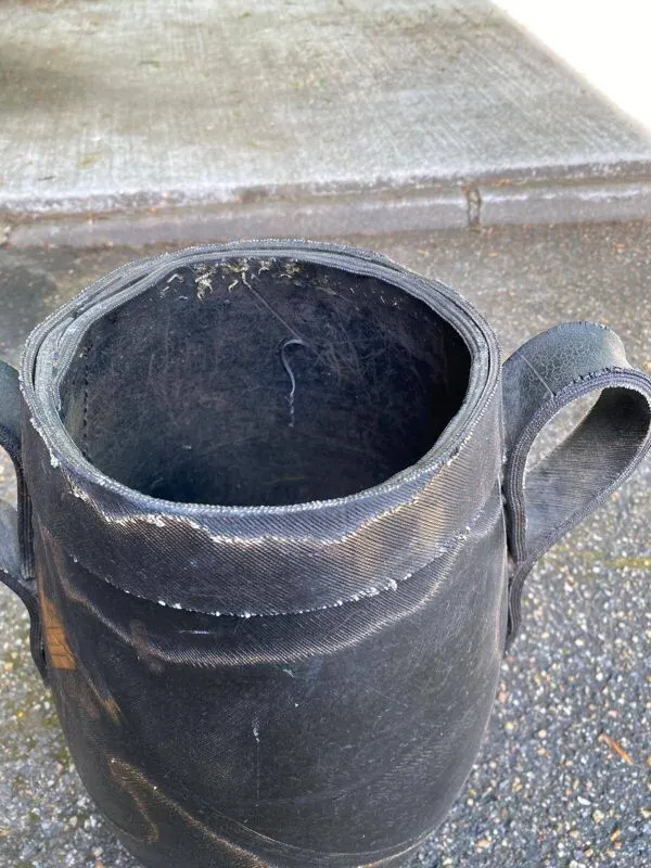 Illustration numéro 3 du produit Porte parapluie, jardinière cache-pot, en caoutchouc recyclé