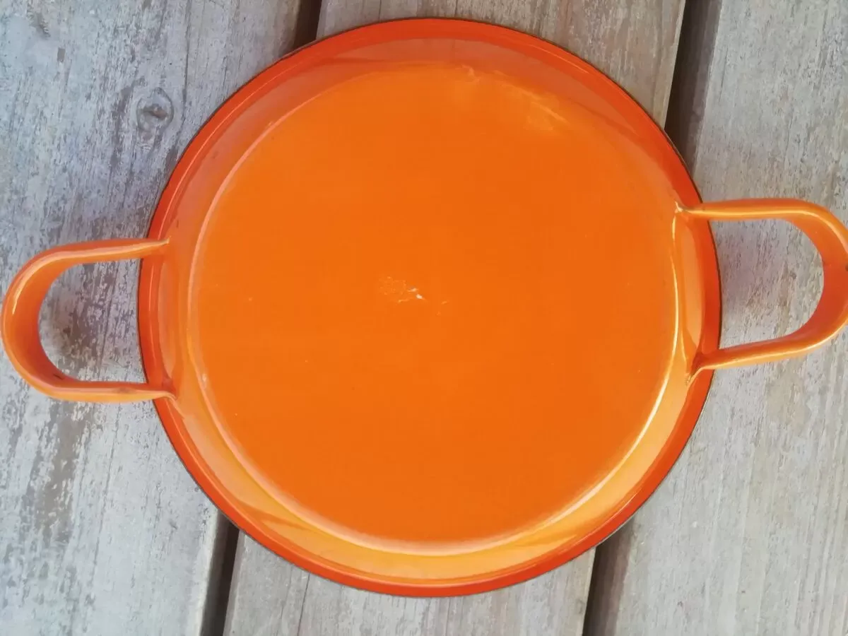 Illustration numéro 3 du produit Plat en tôle émaillée orange