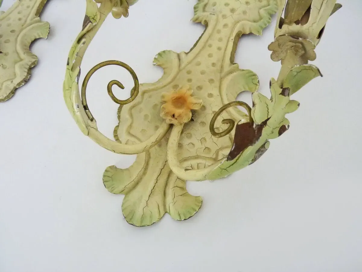 Illustration numéro 3 du produit Paire d'appliques murales italienne en tôle couleur crème. Années 70