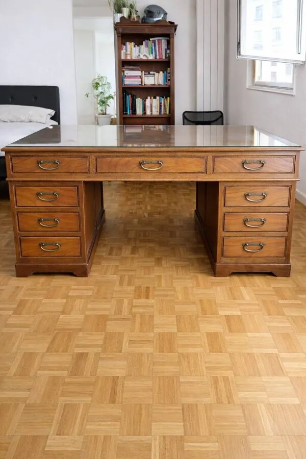 Illustration numéro 3 du produit Rare Bureau de Ministre ''Double Face'' – 18 tiroirs – 120x120cm