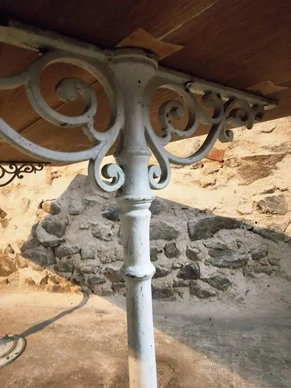 Illustration numéro 3 du produit Table française vintage – plateau en chêne et pieds en fonte (130 cm)