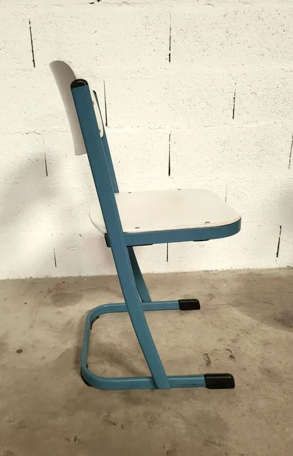 Illustration numéro 3 du produit 20 Chaises d'école bleues du designer Karl Northheler