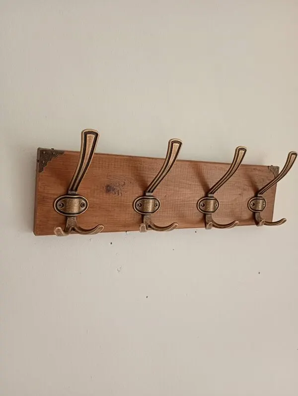 Illustration numéro 3 du produit Porte-manteau mural en bois – 4 patères métalliques – 45 cm