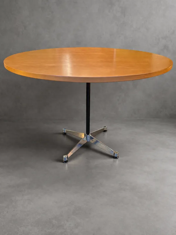 Illustration numéro 3 du produit Grande table ronde Eames par Charles & Ray Eames – édition Vitra