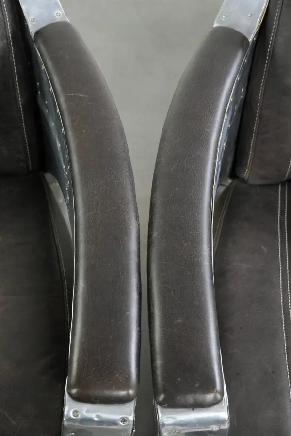 Illustration numéro 3 du produit Ensemble de 2 fauteuils aviateur en cuir de vache noir robuste avec aluminium et rivets.