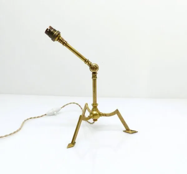 Illustration numéro 3 du produit Pied de lampe tripode articulé en laiton style Arts & Crafts, dans le goût