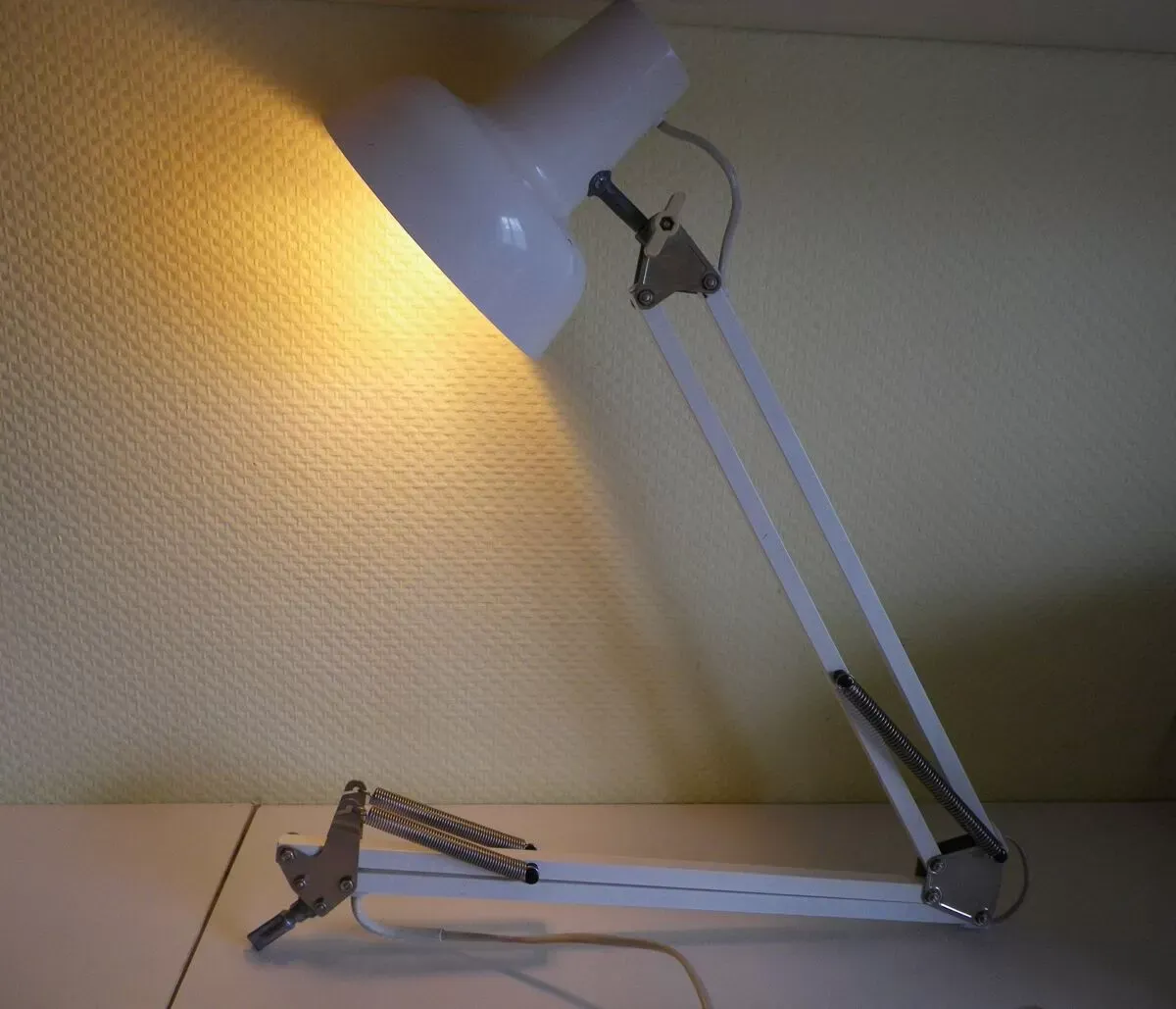 Illustration numéro 3 du produit Lampe articulée en tole émaillée 2 bras années 70