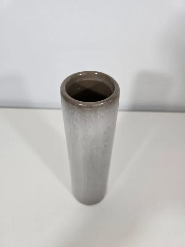 Illustration numéro 3 du produit Jacques & Dani Ruelland Vase rouleau en céramique émaillée gris