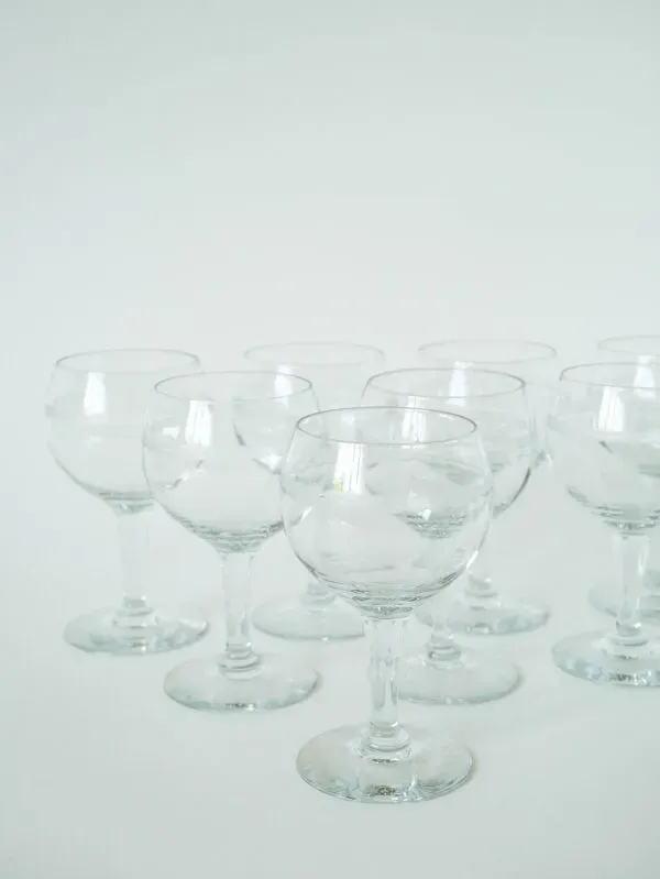 Illustration numéro 3 du produit Lot de 9 verres à vin anciens, gravés, 1940