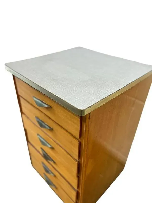 Illustration numéro 3 du produit Mini commode vintage en bois avec plateau en formica