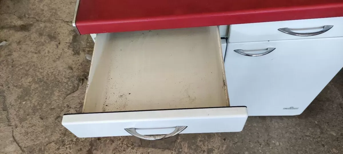 Illustration numéro 3 du produit Buffet en tôle émaillée deux portes deux tiroirs