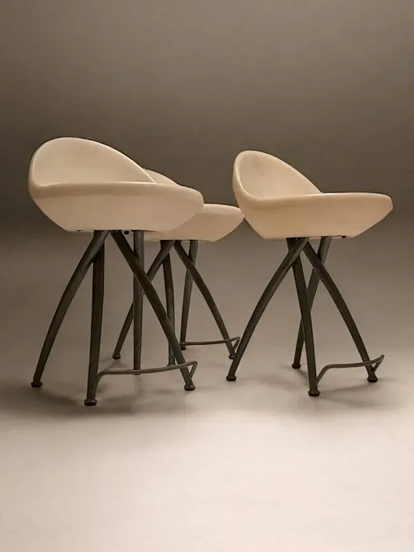 Illustration numéro 3 du produit 3 chaises “Egg” par Roberto Foschia pour Midj, Italie 1990