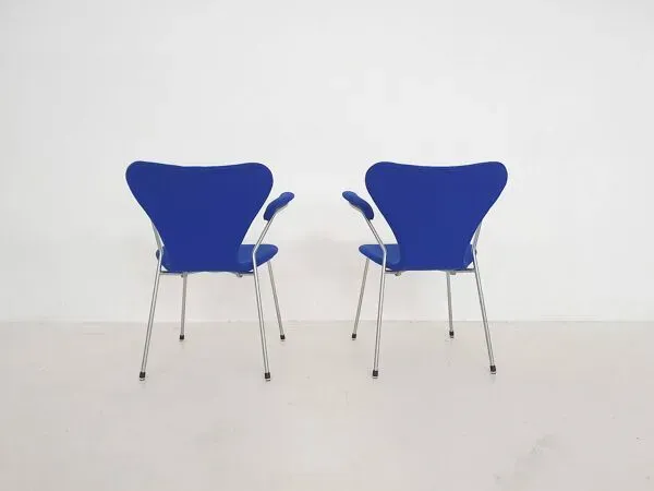 Illustration numéro 3 du produit Ensemble de 2 chaises à repas modèle 3207 par Arne Jacobsen pour Fritz Hansen, Denmar
