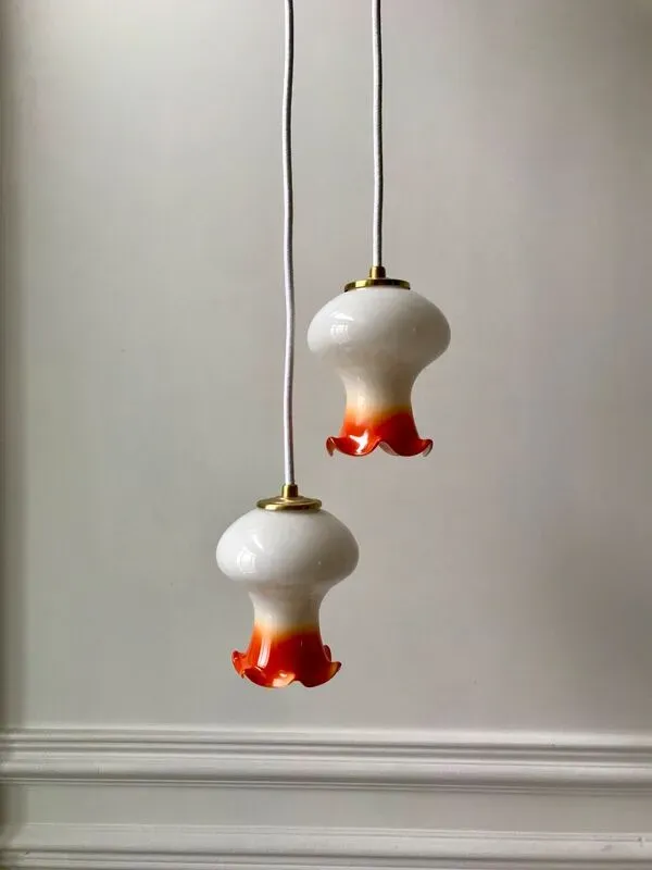 Illustration numéro 3 du produit Paire de tulipes en opaline orange dégradé fil blanc années 70