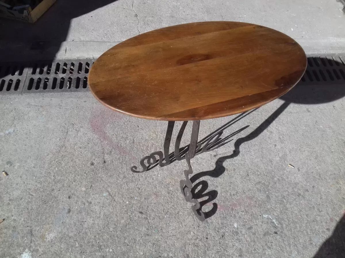 Illustration numéro 3 du produit Sellette en acier et plateau ovoïde en noyer