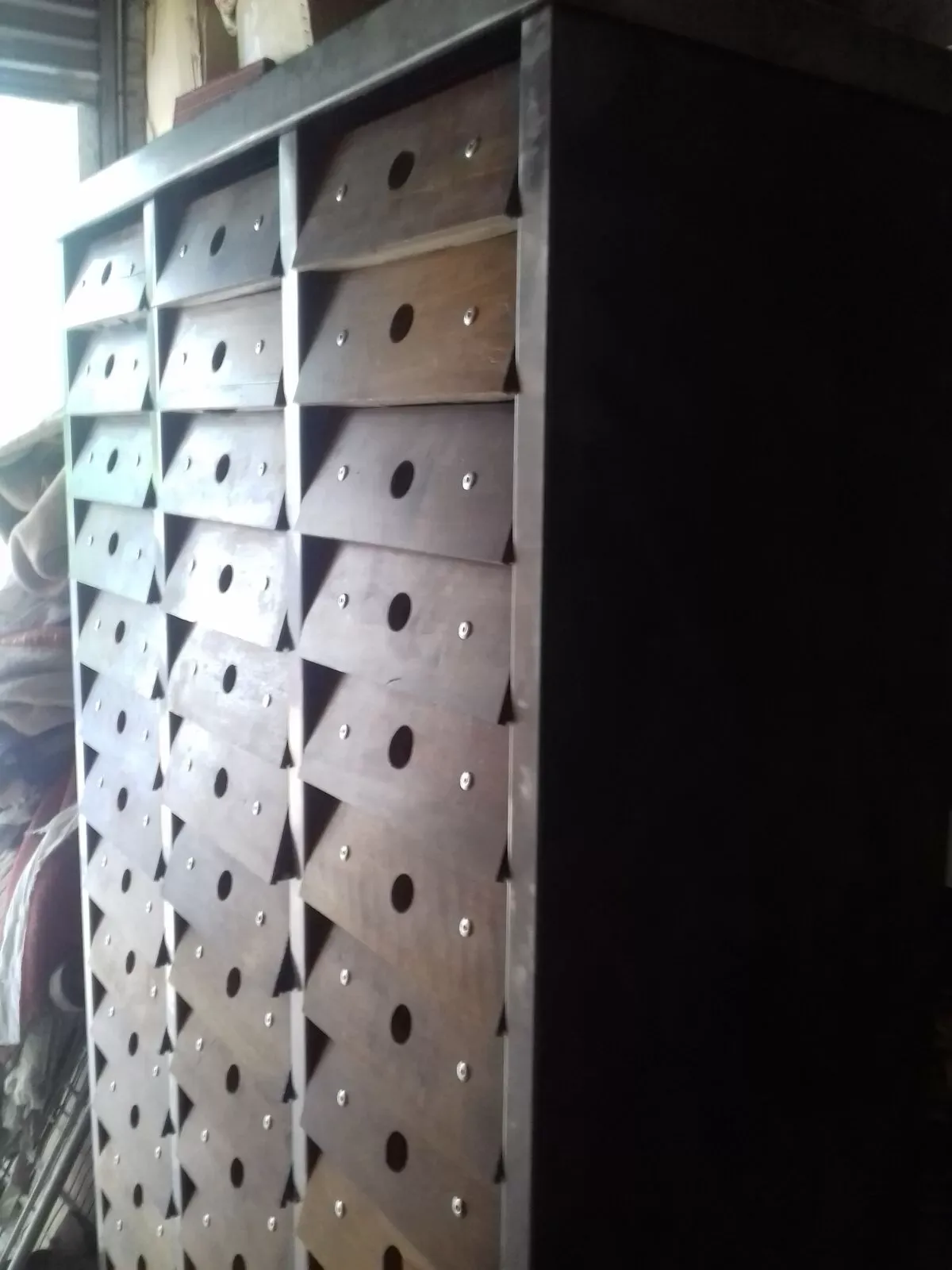 Illustration numéro 3 du produit Meuble industriel Clem 60 tiroirs format A4 façade en noyer rivetée